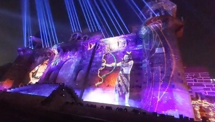 वहीं काशी विश्वनाथ धाम के गंगा द्वार स्थित ललिता घाट पर शानदार लाइट एंड साउंड शो देखकर श्रद्धालु काफी उत्साहित नजर आए.