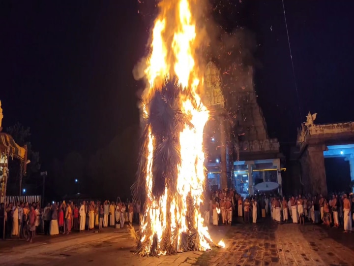 வரதராஜ பெருமாள் கோவிலில் திருக்கார்த்திகை உற்சவம்.. ஏற்றப்பட்ட 15 அடி உயர சொக்கப்பனை..