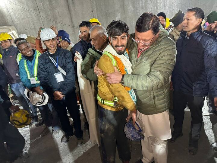 uttarkashi tunnel rescue Uttarakhand Tunnel Rescue workers reached hospital PM modi and CM dhami congratulated Uttarkashi Tunnel Rescue: 400 घंटों बाद जीती जंग, सुरंग से अस्पताल पहुंचे सभी मजदूर, पीएम और सीएम ने दी बधाई