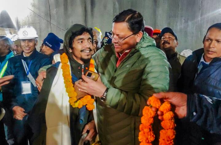 অপেক্ষার দীর্ঘ ৪০০ ঘণ্টা। টানা ১৭ দিন ধরে সুড়ঙ্গে বন্দি থাকার পর, অবশেষে উদ্ধার করা হল সকল ৪১ জন শ্রমিককেই। প্রথম ধাপে বের করা হয় ২ জনকে।