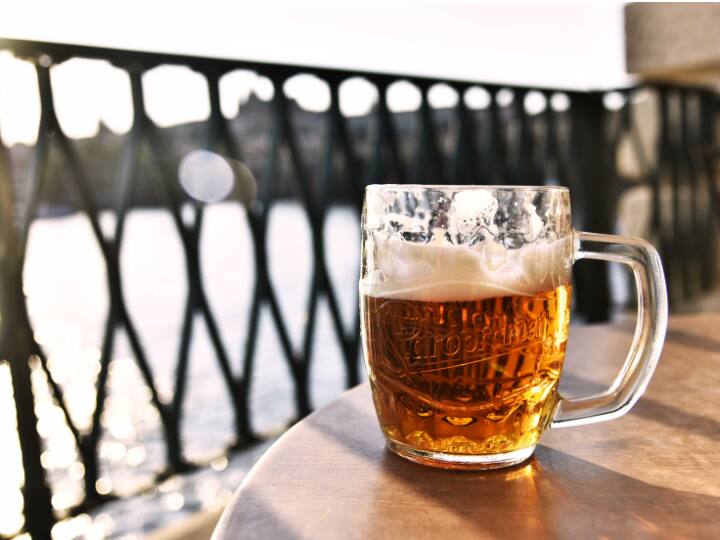 शराब पीने वालों की संख्या भारत में करोड़ों में है. यहां हर रोज शराब की लाखों बोतलें बिक जाती हैं. लेकिन इसे पीने वाले लोग शायद इसके बारे में ये तथ्य नहीं जानते. चलिए आपको बताते हैं कि आखिर शराब जमती क्यों नहीं है.