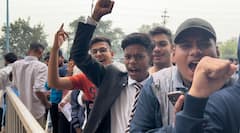 In Pics: इंडिया-ऑस्ट्रेलिया के मैच टिकट के लिए रायपुर में गजब दीवानगी, चार पराठे के साथ पहुंचे चार यार