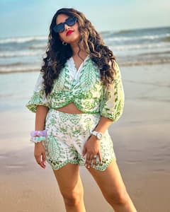 Sravanthi Chokarapu: బీచ్ ఒడ్డున అందాలు ఆరబోస్తున్న యాంకర్ స్రవంతి