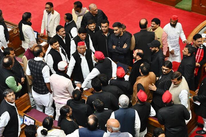शीतकालीन सत्र के पहले दिन समाजवादी पार्टी के विधायक और नेता काले रंग के कपड़े पहने नजर आए, जिसे लेकर काफी विवाद की स्थिति भी बनी.
