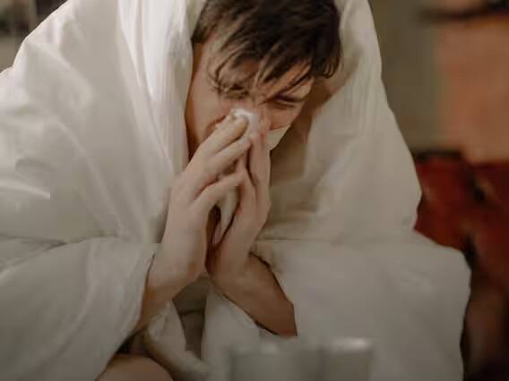 સાયન્સ જર્નલ BMJ કેસના રિપોર્ટમાં ડૉક્ટરોએ કહ્યું હતું કે જ્યારે કોઈ વ્યક્તિ છીંકને રોકવાનો પ્રયાસ કરે છે તો તેનાથી તેના કાનને નુકસાન થઈ શકે છે.