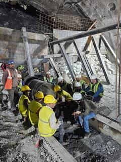 Uttarkashi Tunnel Rescue: रैट माइनर्स ने सुरंग में फंसे मजदूरों को निकाला बाहर, सीएम धामी ने शॉल ओढ़ाकर किया स्वागत
