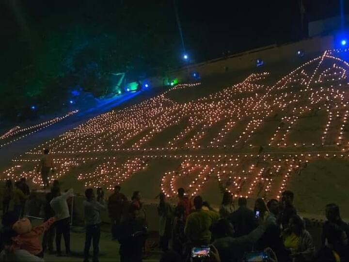 देव दीपावली के मौके पर वाराणसी 21 लाख दीपों की रोशनी से जगमगा उठी.