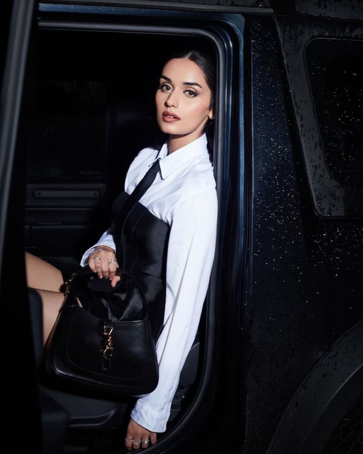 మానూషి చిల్లర్​ సోషల్ మీడియా వేదికగా లేటెస్ట్ ఫోటోలు షేర్ చేసింది.