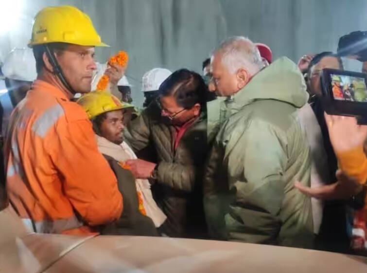 Uttarkashi tunnel rescue 41 laborers returned safely rat miners work See first pics Uttarkashi Tunnel Rescue: જિંદગીનો જંગ જીત્યા, 17 દિવસ બાદ ટનલમાં ફસાયેલા મજૂરો આવ્યા બહાર, જુઓ પ્રથમ તસવીર 