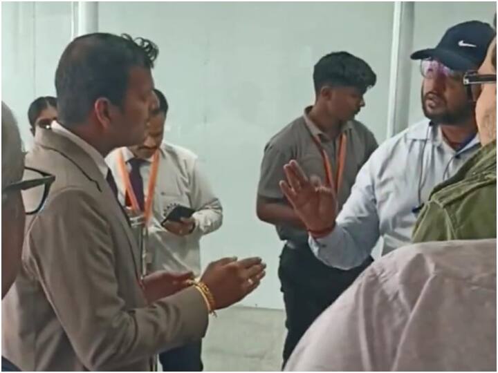 upset Passengers create ruckus with flight delay due to fog in Varanasi UP News ANN Varanasi: उड़ान में देरी के चलते वाराणसी एयरपोर्ट पर यात्रियों का हंगामा, एयरलाइन ने खराब मौसम को बताया जिम्मेदार