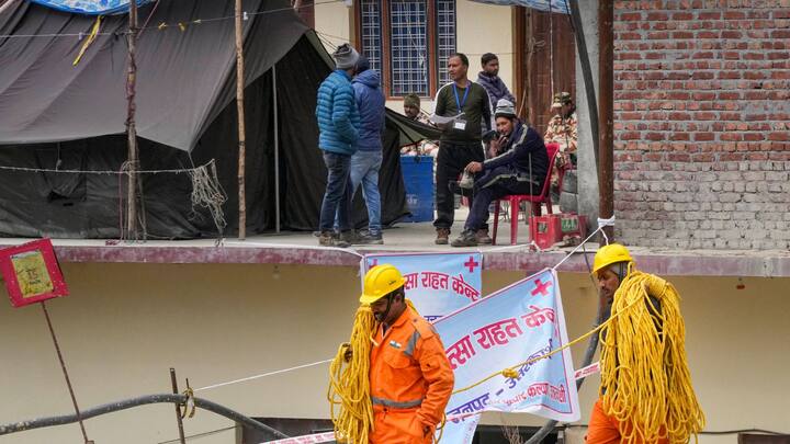 শুরু হয়েছে সমান্তরাল পথে পাথর সরানোর কাজও। এদিন, সিল্কয়ারা-বারকোট সুড়ঙ্গের পাশে যজ্ঞের আয়োজন করা হয়।
