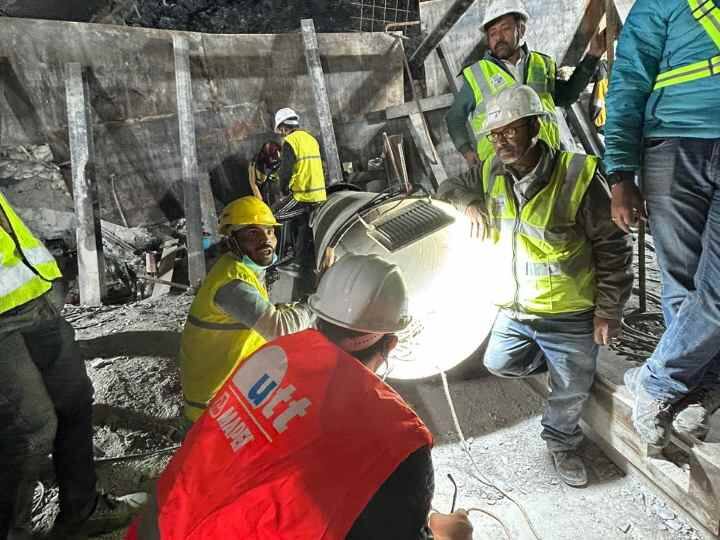 uttarkashi tunnel rescue operation Latest picture that is underway to rescue the 41 trapped workers उत्तराखंड सुरंग रेस्क्यू ऑपरेशन: जिंदगी की पाइपलाइन की पहली तस्वीरें, आखिरी चरण में बचाव अभियान