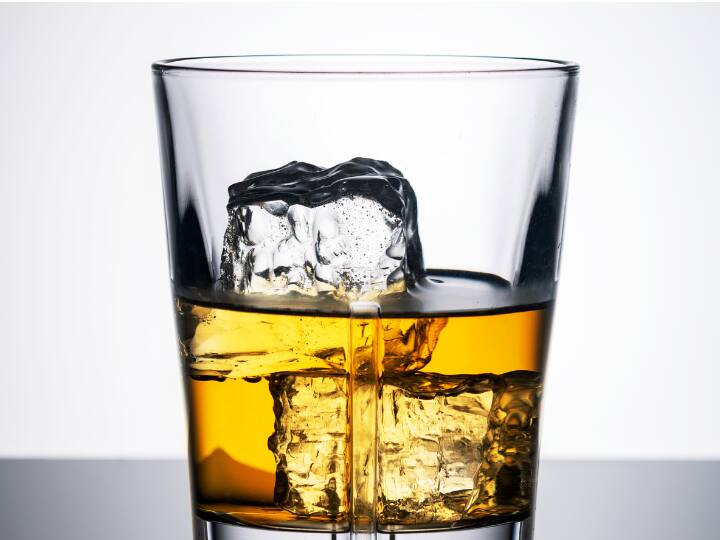 शराब क्यों नहीं जमती, इससे पहले आप ये जान लीजिए कि आखिर कोई भी लिक्विड जमता कैसे है. विज्ञान कहता है कि किसी भी लिक्विड में जब ऊर्जा कम होने लगती है और उसका तापमान शून्य पर पहुंचने लगता है तो उसके यौगिक के अणु एक-दूसरे से चिपकने लगते हैं. फिर वह लिक्विड ठोस का रूप ले लेता है या यूं कहें कि जम जाता है.