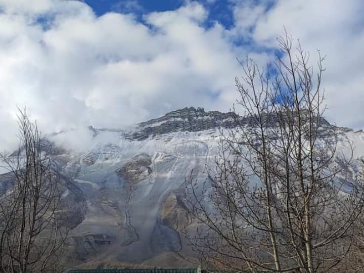 Himachal Pradesh Weather Update Snowfall in high altitude areas temperature trop ANN Himachal Pradesh Weather: हिमाचल प्रदेश की ऊंचाई वाले इलाकों में बर्फबारी, तापमान में दर्ज की गई गिरावट