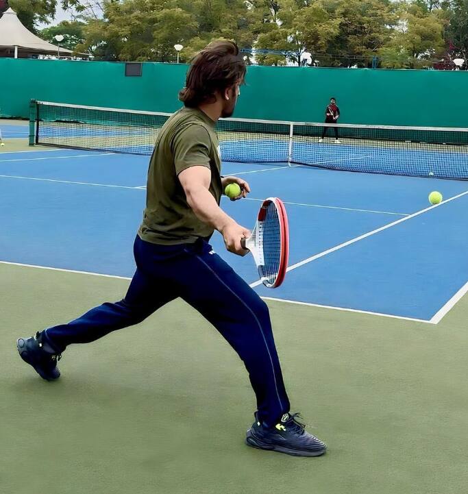 இவர் இந்திய கிரிக்கெட் அணியின் முன்னாள் கேப்டன் மற்றும் ஐ.பி.எலில் சி.எஸ்.கேவின் கேப்டனும் ஆவார்.