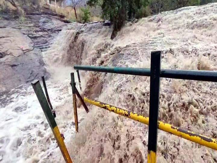 கும்பக்கரை அருவியில் கரைபுரண்டோடும் வெள்ளப்பெருக்கு