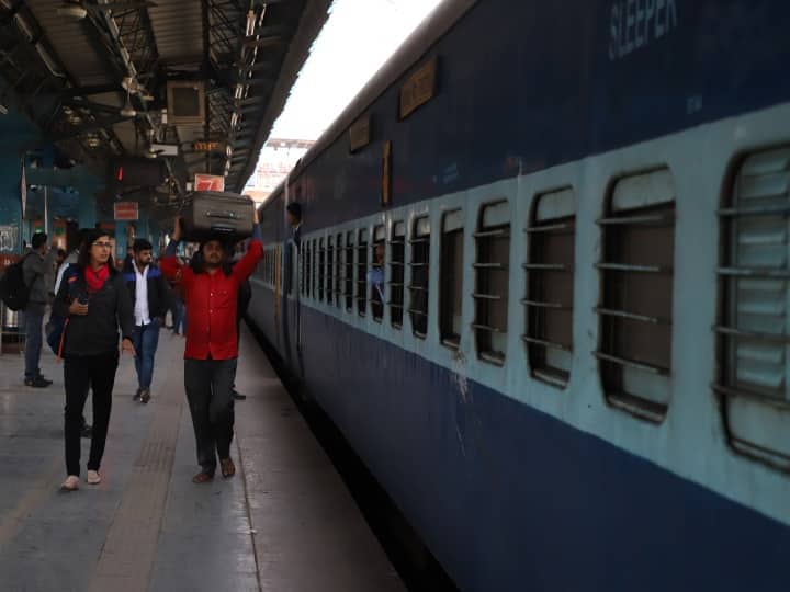 Platform Ticket Online Booking: रेलवे आम लोगों के जीवन का एक बेहद महत्वपूर्ण हिस्सा है. अक्सर अपने दोस्त, रिश्तेदार को छोड़ने के लिए लोग रेलवे स्टेशन जाते हैं. ऐसे में प्लेटफॉर्म टिकट लेना अनिवार्य है. अगर आप रेलवे स्टेशन में प्लेटफार्म टिकट के लिए लंबी लाइन में नहीं लगना चाहते हैं तो इसे ऑनलाइन प्राप्त कर सकते हैं.