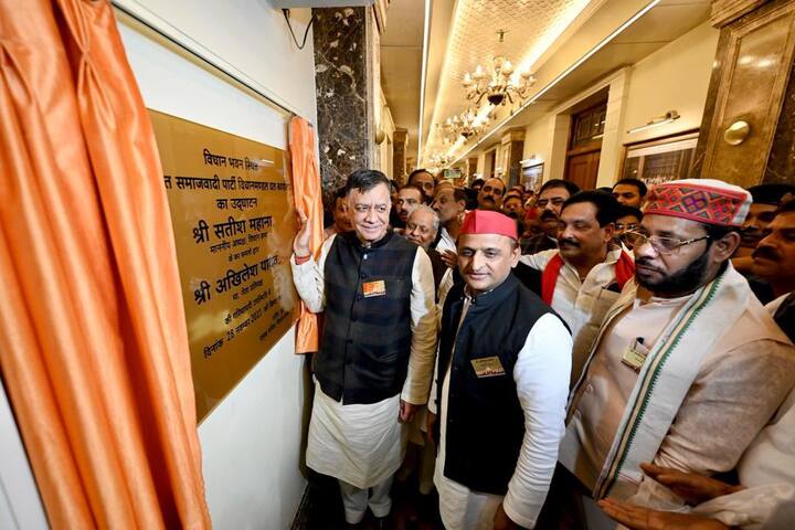 विधानभवन में समाजवादी पार्टी को आवंटित किए गए नए कार्यालय का उद्घाटन हो गया.