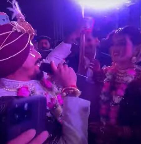 ਦੱਸ ਦੇਈਏ ਕਿ ਪੰਜਾਬੀ ਗਾਇਕ ਗੁਰਨਾਮ ਭੁੱਲਰ, ਲਾਡੀ ਚਾਹਲ ਤੋਂ ਬਾਅਦ A-Kay ਵੀ ਵਿਆਹ ਦੇ ਬੰਧਨ ਵਿੱਚ ਬੱਝ ਗਏ ਹਨ। ਹੈਰਾਨੀ ਦੀ ਗੱਲ ਇਹ ਹੈ ਕਿ A-Kay ਨੇ ਵੀ ਗੁਰਨਾਮ ਭੁੱਲਰ ਵਾਂਗ ਆਪਣੇ ਵਿਆਹ ਨੂੰ ਗੁਪਤ ਰੱਖਿਆ।