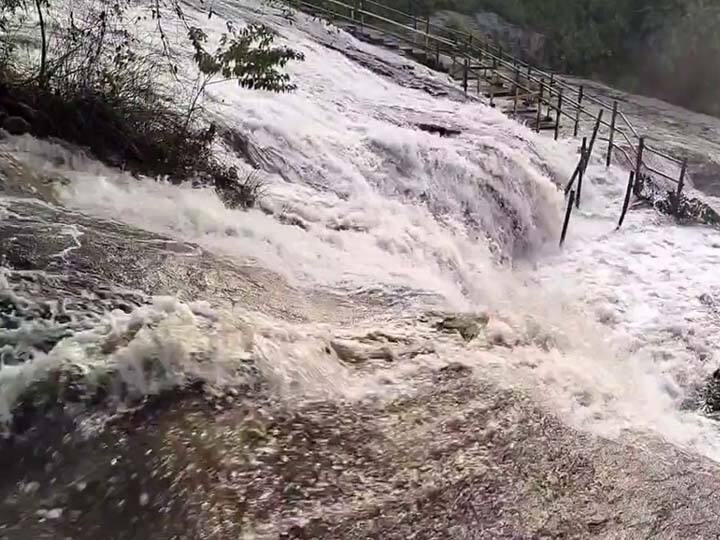 ஆர்ப்பரித்துக்கொட்டும் வெள்ளப்பெருக்கு கும்பக்கரை அருவி.