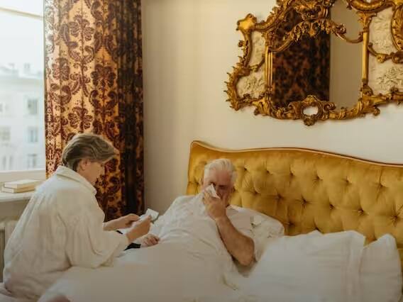 છીંક બંધ કરવી જીવલેણ બની શકે છે. જ્યારે આપણે છીંકીએ છીએ, ત્યારે હવા આપણા નસકોરામાંથી ઝડપથી પસાર થાય છે. જો તમે એક ક્ષણ માટે પણ છીંકને રોકો છો, તો તેનું તમામ દબાણ અન્ય અંગો તરફ વાળવામાં આવે છે.