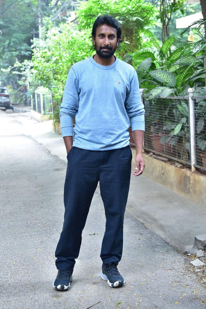 కార్తీక్ రాజు ఇంతకు ముందు హీరోగా చేశారు. దర్శకుడిగా నేను తప్ప హీరోయిన్లు, మిగతా ఆర్టిస్టులు సీనియర్లు. వాళ్ళ అనుభవం నాకు కలిసి వచ్చింది. అందరి సహకారంతో సినిమా చేశా. 'అథర్వ' సెకండ్ హాఫ్‌లో ప్రతీ పది నిమిషాలకు ఓ ట్విస్ట్ ఉంటుంది. ప్రీ క్లైమాక్స్, క్లైమాక్స్‌ అయితే అసలు ఎవ్వరూ ఊహించరు. ఆ సీన్లు ప్రేక్షకులకు హై ఇస్తాయి. ఇందులో హీరోయిన్ సిమ్రాన్ చౌదరి క్రైమ్ రిపోర్టర్ రోల్ చేశారు. హీరో క్లూస్ టీం మెంబర్! - మహేష్ రెడ్డి 