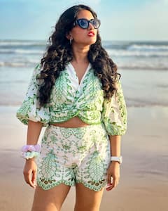 Sravanthi Chokarapu: బీచ్ ఒడ్డున అందాలు ఆరబోస్తున్న యాంకర్ స్రవంతి