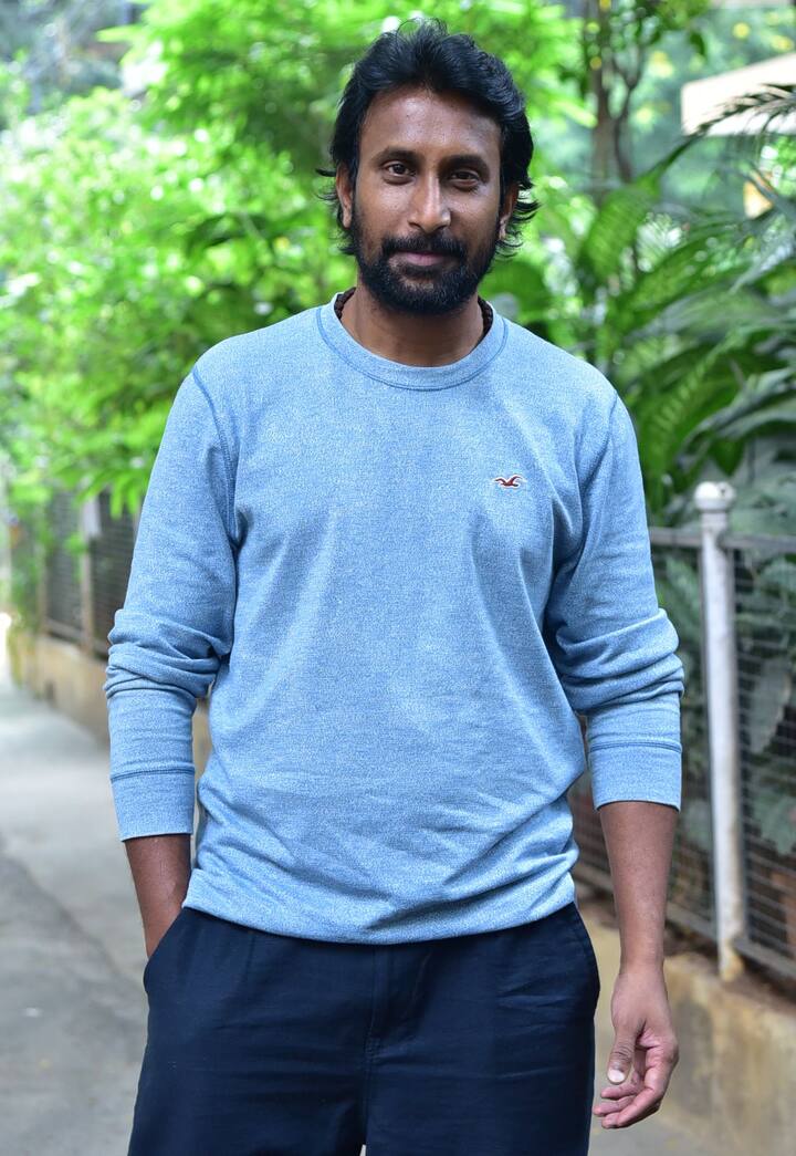 నేను ఓసారి క్లూస్ టీం హెడ్ వెంకన్న గారి ఇంటర్వ్యూ చూశా. క్రైమ్ జరిగినప్పుడు క్లూస్ టీం పని ఎక్కువ. క్రైమ్ జరిగిన చోట వాళ్ళు కలెక్ట్ చేసేవి కోర్టులో సాక్ష్యాలుగా నిలబడతాయి. కేసుల్లో 70 శాతం వరకు క్లూస్ టీం పరిష్కరిస్తుంటుంది. అలాంటి క్లూస్ టీం మీద సినిమా రాలేదని 'అథర్వ' చేశా. మర్డర్, రాబరీ నేపథ్యంలో తీసిన సస్పెన్స్ థ్రిల్లర్ చిత్రమిది. వాస్తవ ఘటనలకు ఫిక్షన్ యాడ్ చేసి సహజత్వానికి దగ్గరగా తీశా - మహేష్ రెడ్డి 