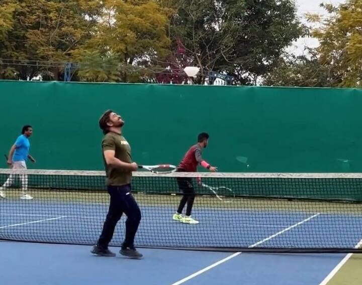 அந்த வகையில் தற்போது தோனி டென்னிஸ் விளையாடுவது போன்ற புகைப்படங்கள் இணையத்தில் வெளியாகி கலக்கி வருகிறது.