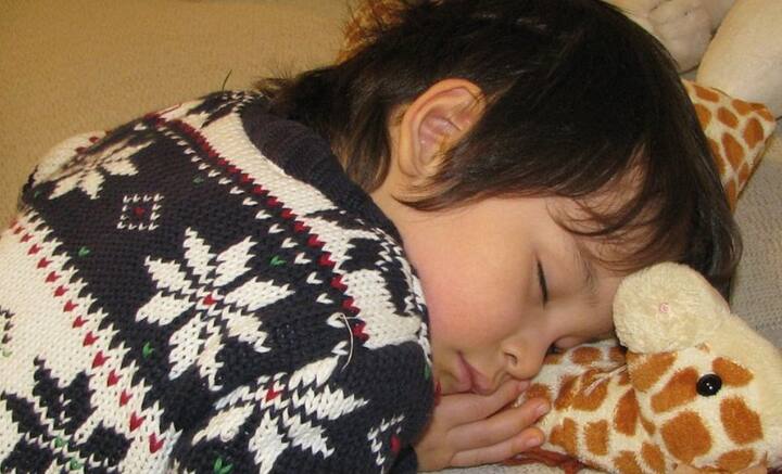 দুপুরে খানিক ক্ষণ ঘুমিয়ে নিতে পারলে স্মৃতিশক্তিও প্রখর হয়। চিন্তাশক্তি বাড়ে। সারাদিনের কাজ এবং খাওয়া-দাওয়া সেরে কিছু ক্ষণ ঘুমিয়ে নিতে পারলে, শরীর বিশ্রামও পায়। এতে রোগ প্রতিরোধ ক্ষমতা বাড়ে। ঘন ঘন অসুস্থ হয়ে পড়ি না আমরা।