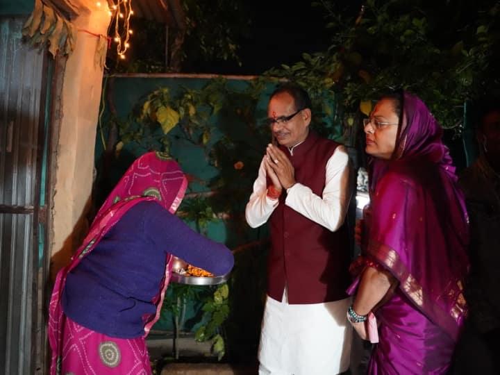 MP Election 2023 CM Shivraj Singh Chouhan with his wife reached flower selling sister house In Budhni ANN MP Election 2023: CM शिवराज पत्नी संग पहुंचे फूल बेचने वाली बहन के घर, अचानक भइया-भाभी को देख गदगद हुई लाड़ली बहना