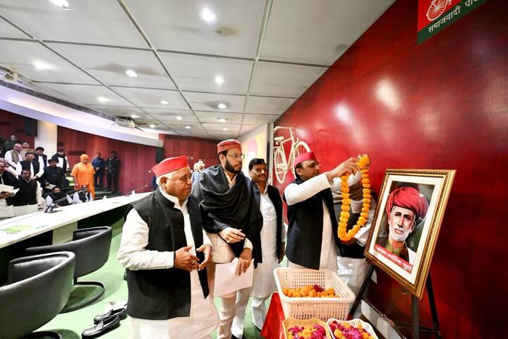 विधानसभा के शीतकालीन सत्र के पहले दिन सपा प्रमुख अखिलेश यादव ने आज महान समाज सुधारक, दार्शनिक एवं सत्यशोधक समाज के संस्थापक ज्योतिबा फुले जी की पुण्यतिथि पर उन्हें नमन किया.