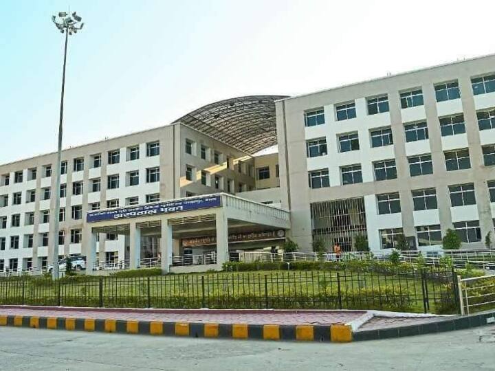 Chhattisgarh: बस्तर में ट्रॉमा सेंटर तो बना लेकिन शुरू नहीं हुआ... बस्तरवासियों के अलावा नक्सल मोर्चे पर तैनात जवानों को होती है दिक्कत Chhattisgarh Treatment has not yet started in Trauma Center in Bastar ANN Chhattisgarh: बस्तर में ट्रॉमा सेंटर तो बना लेकिन शुरू नहीं हुआ... बस्तरवासियों के अलावा नक्सल मोर्चे पर तैनात जवानों को होती है दिक्कत