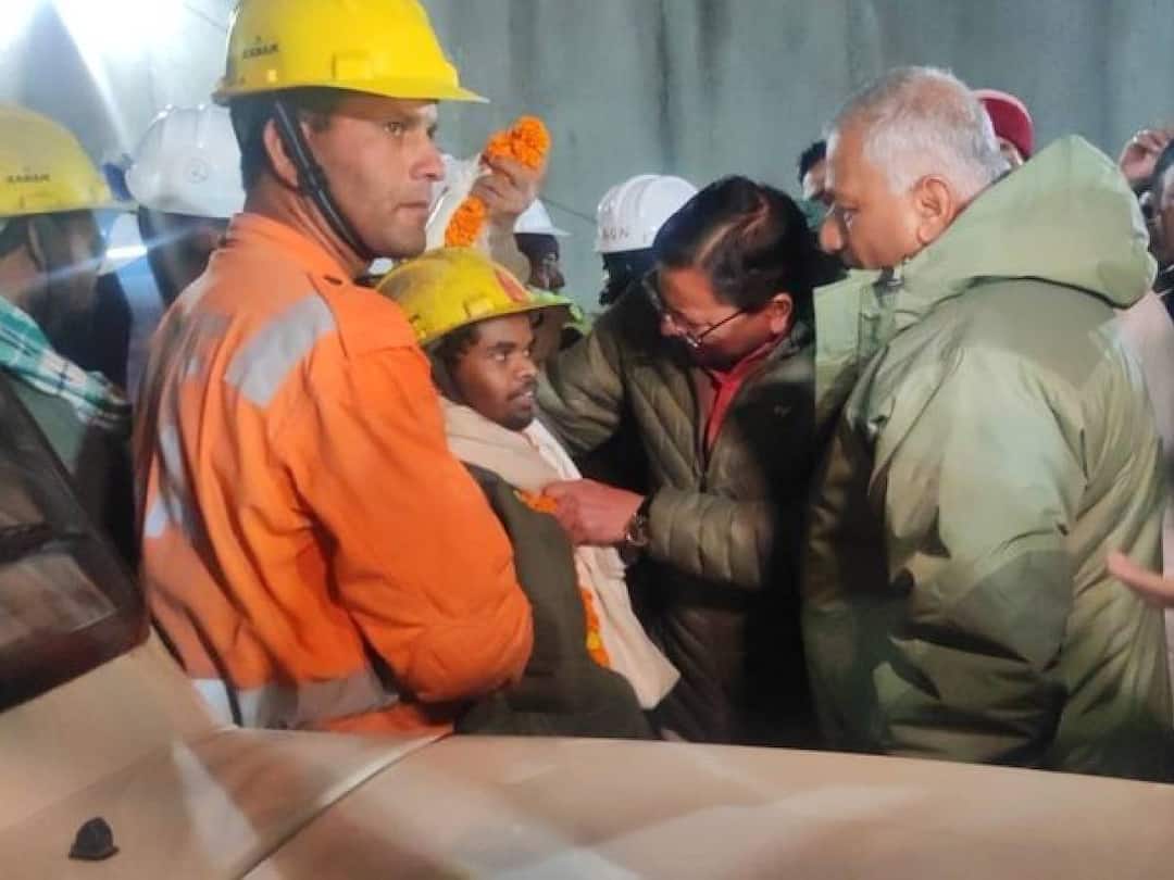 Uttarkhand Tunnel Rescue: சக்சஸ்! 17 நாள்களுக்கு பிறகு மீட்கப்பட்ட உத்தரகண்ட் தொழிலாளர்கள்! 41 workers trapped inside the Silkyara tunnel in Uttarakhand since November 12 successfully rescued Uttarkhand Tunnel Rescue: சக்சஸ்! 17 நாள்களுக்கு பிறகு மீட்கப்பட்ட உத்தரகண்ட் தொழிலாளர்கள்!