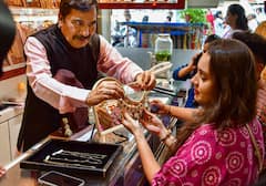 Todays Gold Rate in Kolkata : বিয়ের মরশুমে সোনা কিনতেই হবে ? দর উঠল না পড়ল ?