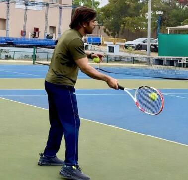 மேலும் எம்.எஸ்.தோனியின் ஃபிட்னெஸ் குறித்தும் அவர் ஐ.பி.எல் 2024 சீசனிற்கு தயார் ஆகிவிட்டதாகவும் ரசிகர்கள் கருத்து தெரிவித்து வருகின்றனர்.