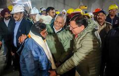 Uttarkashi Tunnel Rescue: অন্ধকারের মধ্যে ১৭ দিন, একসঙ্গে বেঁধে বেঁধে থাকা, অসম্ভবকে সম্ভব করে বাইরে বেরোলেন ৪১ শ্রমিক
