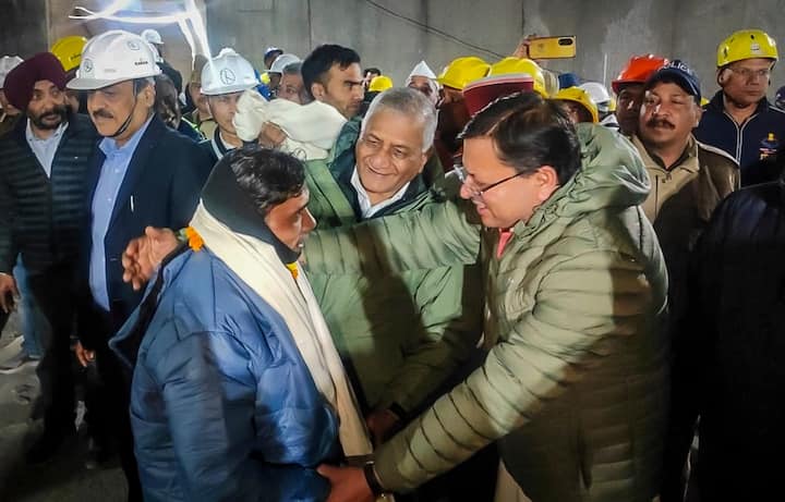 ধ্বংসস্তূপ টপকে শ্রমিকদের কাছে পৌঁছতে তিন মিটার বাকি ছিল যখন, সেই সময়ই সুড়ঙ্গের মধ্যে অ্যাডভান্স লাইফ সাপোর্ট অ্যাম্বুল্যান্স, স্ট্রেচার এবং অক্সিজেন সিলিন্ডার এক এক করে প্রবেশ করে। শ্রমিকদের দেখতে পৌঁছয় চিকিৎসকদের একটি দলও।