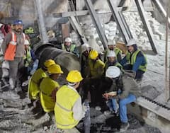 Uttarkashi Tunnel Rescue: રેટ માઈનર્સે ટનલમાં ફસાયેલા મજૂરોને બહાર કાઢ્યા, CM ધામીએ શાલ ઓઢાડી કર્યું સ્વાગત