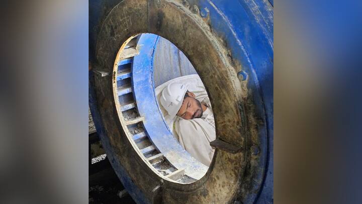 பணிகள் முடிவடையும் வேளையில் ஒரு பகுதி இடிந்து விழுந்து மணல் சரிவு ஏற்பட்டது.