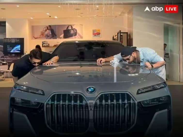 List of those celebrities who owned bmw 7 series sedan in their car collection BMW 7-Series: સેલિબ્રિટીઝની પ્રથમ પસંદ બની રહી છે BMW ની આ કાર, જાણો કોની-કોની પાસે આ કાર છે