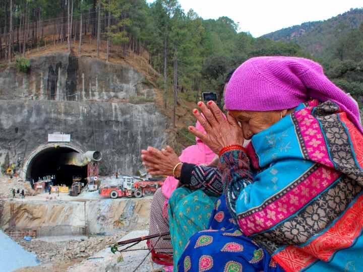 टनल के बाहर मजदूरों के परिजन उनके निकलने का इंतजार कर रहे हैं और उनकी सलामती की दुआएं कर रहे हैं.