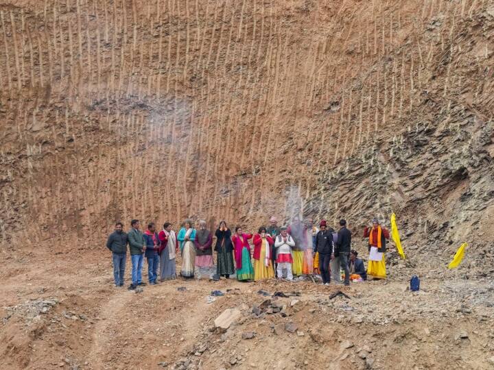 Uttarkashi Tunnel Rescue: सुरंग में फंसे 41 मजदूर निकले बाहर, 8 राज्य में परिजनों के गांवों में जश्न का माहौल