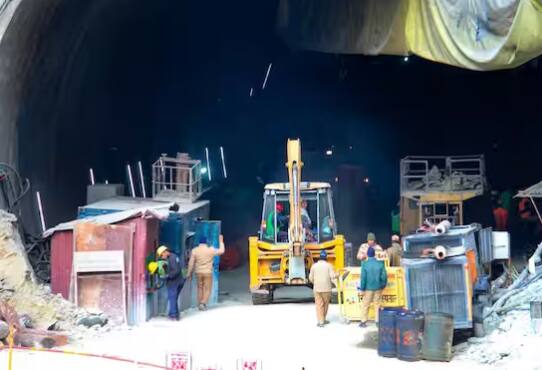 ਦੀਵਾਲੀ ਵਾਲੇ ਦਿਨ 12 ਨਵੰਬਰ ਨੂੰ ਉੱਤਰਾਖੰਡ ਦੇ ਉੱਤਰਕਾਸ਼ੀ 'ਚ ਸਿਲਕਿਆਰਾ ਸੁਰੰਗ 'ਚ 41 ਮਜ਼ਦੂਰ ਫਸ ਗਏ ਸਨ। ਪਿਛਲੇ 17 ਦਿਨਾਂ ਤੋਂ NDRF ਦੀ ਟੀਮ, ਬਚਾਅ ਦਲ ਅਤੇ ਸੁਰੰਗ ਦੇ ਨੇੜੇ ਮੌਜੂਦ ਸਾਰੇ ਲੋਕ ਮਜ਼ਦੂਰਾਂ ਨੂੰ ਬਚਾਉਣ ਦੀ ਕੋਸ਼ਿਸ਼ ਕਰ ਰਹੇ ਹਨ।