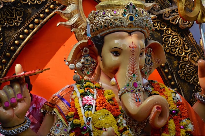 সংকষ্টীর দিন গণপতির পূজা করলে ঘরের নেতিবাচক প্রভাব দূর হয় এবং শান্তি বজায় থাকে। কথিত আছে যে ভগবান গণেশ ঘর থেকে আসা সমস্ত ঝামেলা দূর করেন এবং ব্যক্তির ইচ্ছা পূরণ করেন। এই দিনে চাঁদ দেখা অত্যন্ত শুভ বলে মনে করা হয়।