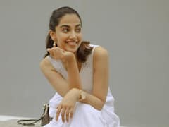 Meenakshi Chaudhary Photos : వైట్​ డ్రెస్​లో క్యూట్​ ఫోజులిస్తున్న మీనాక్షి చౌదరి