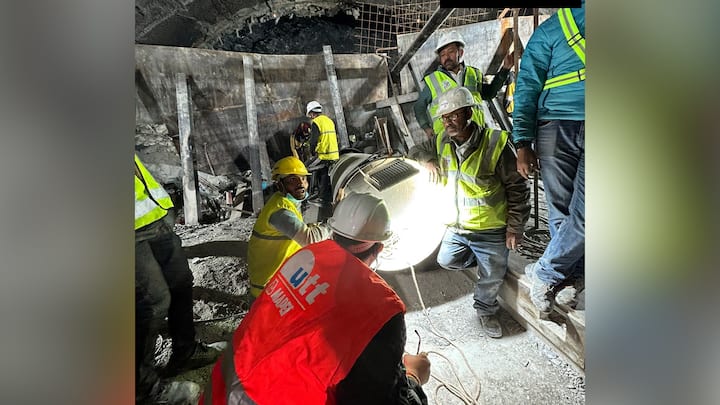 এদিন সুরঙ্গ থেকে শ্রমিকদের উদ্ধার করে বেরিয়ে এক উদ্ধারকারী বলেন, 'কাল থেকে আমরাও স্নান-খাওয়া বন্ধ করে কেবল কাজ করে গিয়েছি। লক্ষ্য ছিল একটাই, এটাই। সকলকে যে সুস্থ শরীরে বাইরে আনতে পেরেছি এটাই সবচেয়ে স্বস্তির ও আনন্দের।' উদ্ধারকারী দলের সদস্যদের চেহারায় ছিল লড়াইয়ের ছাপ। দীর্ঘ লড়াইয়ের শেষে ছিল এক স্বস্তির হাসিও।