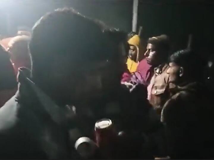 Kushinagar liquor sold openly all night in bansi fair near river on Kartik Purnima 2023 ANN Kartik Purnima 2023: पवित्र बांसी नदी के तट पर मेले में रात भर बिकी शराब, आबकारी विभाग बना अनजान