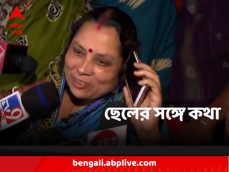 Saubhik Pakhira Resident Of Hooghly Talks With Mother Over Mobile After Getting Rescued From Uttarkashi Tunnel Uttarkashi Tunnel Rescue:'চেক আপ করিয়েছো তো?', ১৭ দিন পর ছেলের গলা ছেলে শুনে আবেগপ্রবণ হুগলির সৌভিকের মা