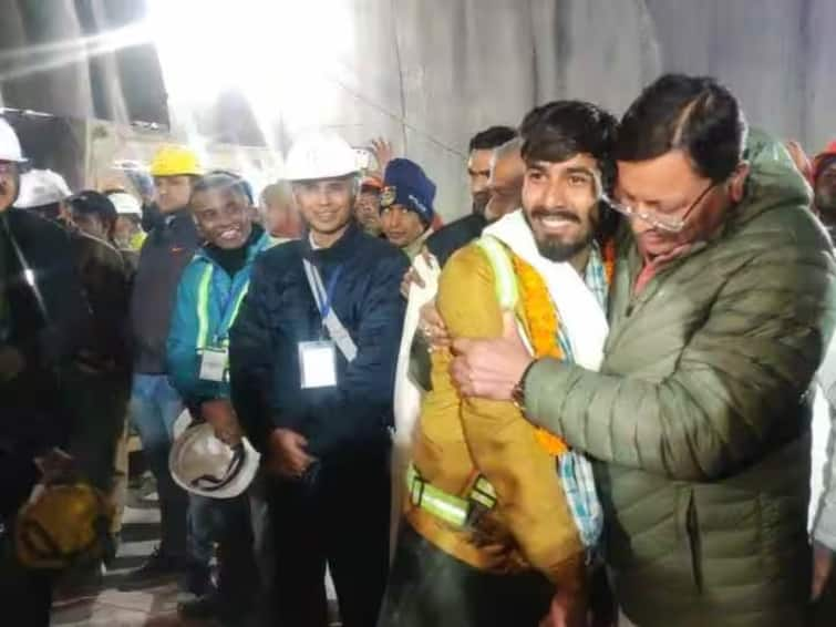 uttarkashi tunnel rescue update workers came out bharat mata ki jai slogans raised at silkyara tunnel in uttarkashi Uttarkashi Tunnel Rescue: சுரங்கத்திற்கு வெளியே அதிர்ந்த ’பாரத் மாதா கி ஜெய்’ கோஷம்.. வெற்றி களிப்பில் தொழிலாளர்கள்..!